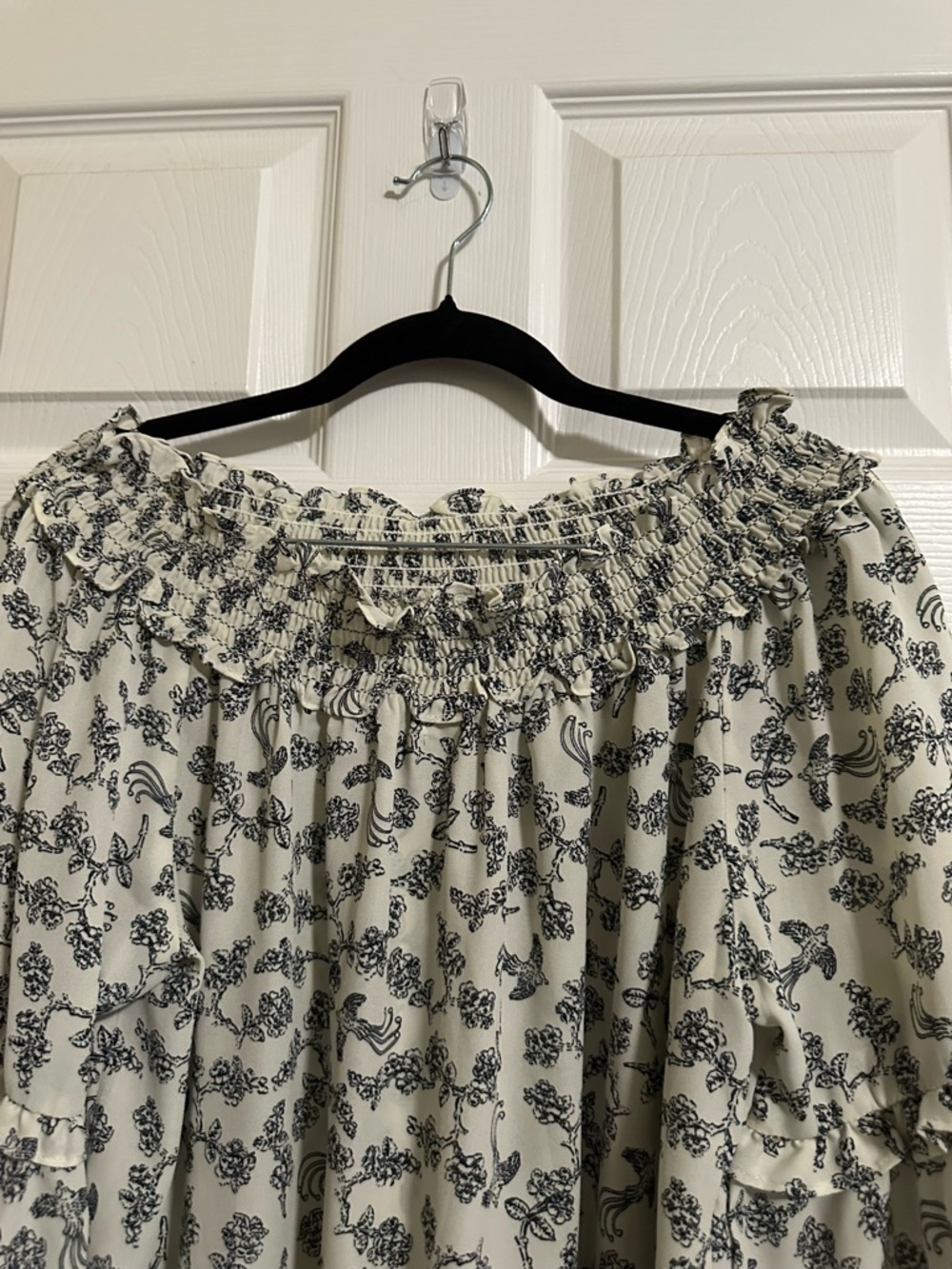 Max Studio Ruffle Sleeve Off-Shoulder Floral Peasant Blouse in Ivory & Black L - Picture 2 of 7